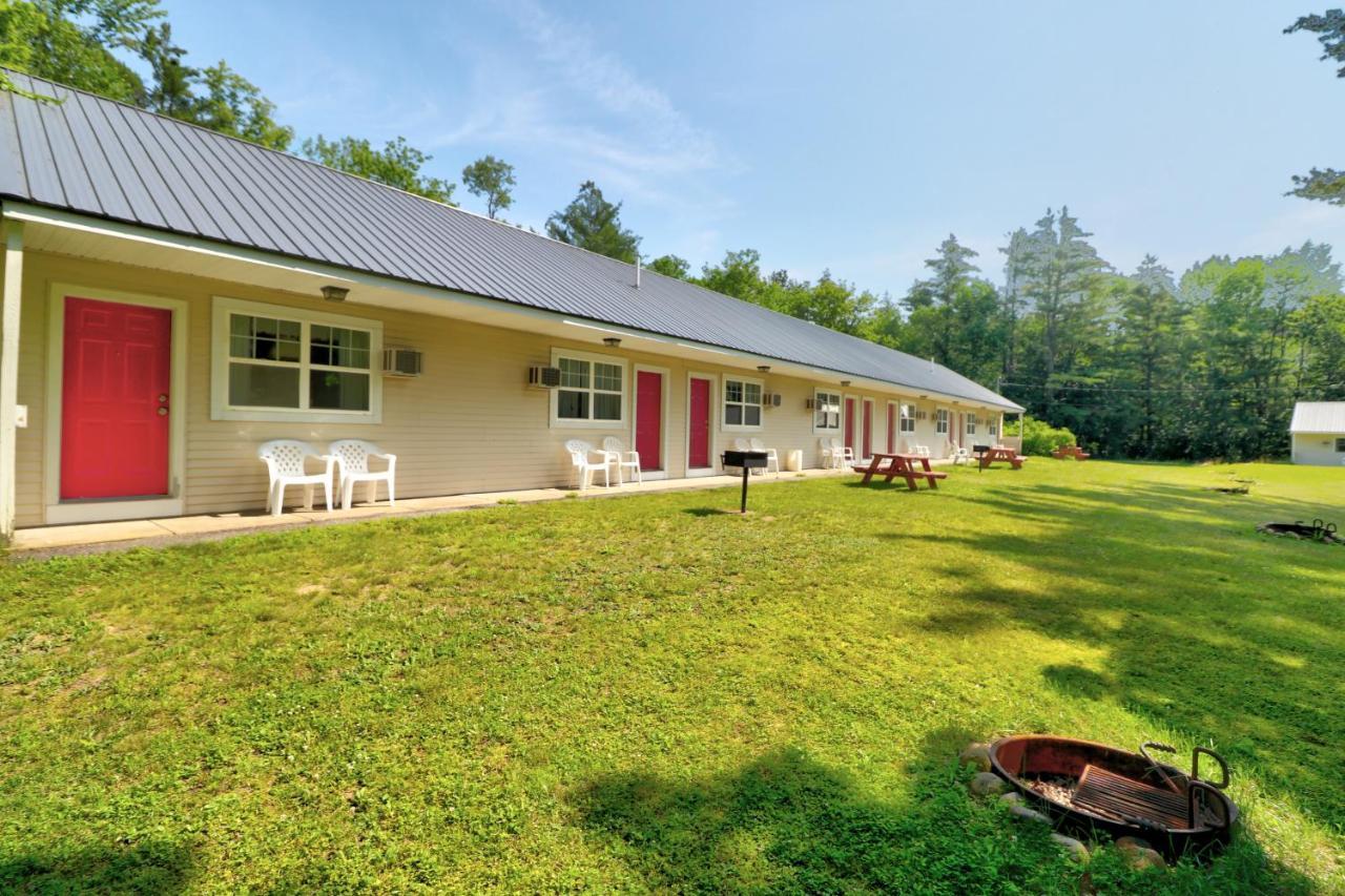 The Villager Motel Бартлетт Экстерьер фото